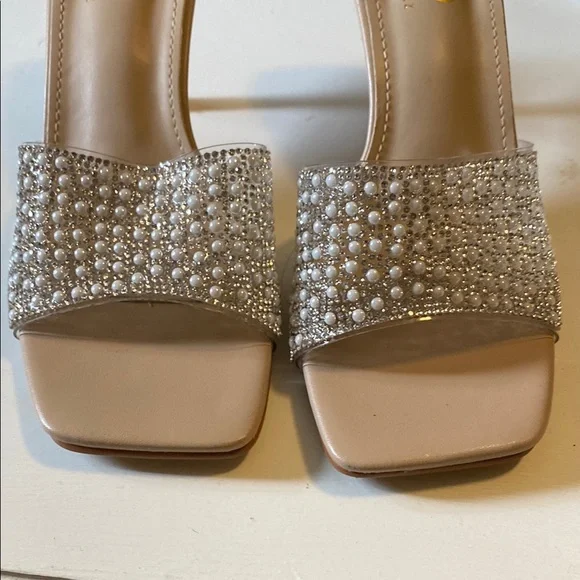 Jennifer Lopez Cream and Silver Heels with Rhinestone Embellishments - Picture 2 of 5